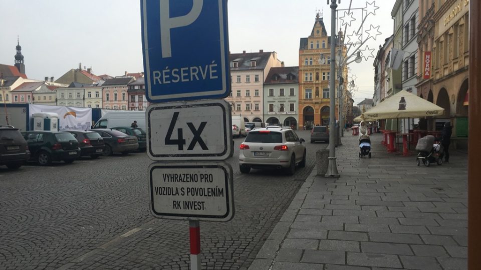 Českobudějovičtí strážnící věnují zvýšenou pozornost parkování v centru města. Na náměstí pracuje i několik hlídek najednou