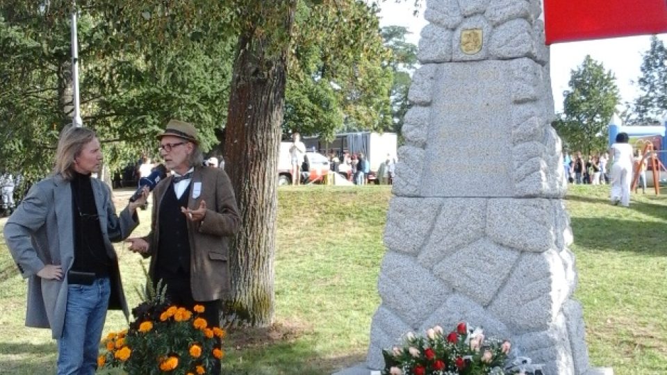 Starosta obce Pavel Kašpárek s redaktorem Zdeňkem Zajíčkem u pomníku obětem první světové války v Úsilném