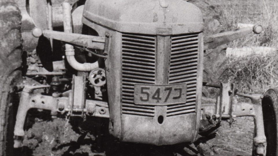 Jako traktorista v kibucu Kfar Hamakaby, rok 1955
