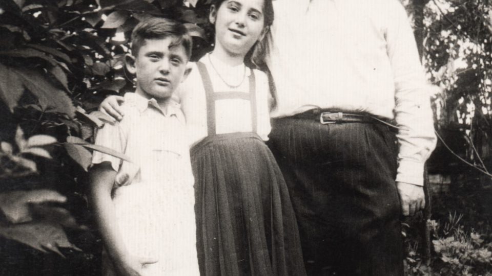 Se sestřenicí Aliskou a strýcem Ľudovítem Lajkem, léto 1941