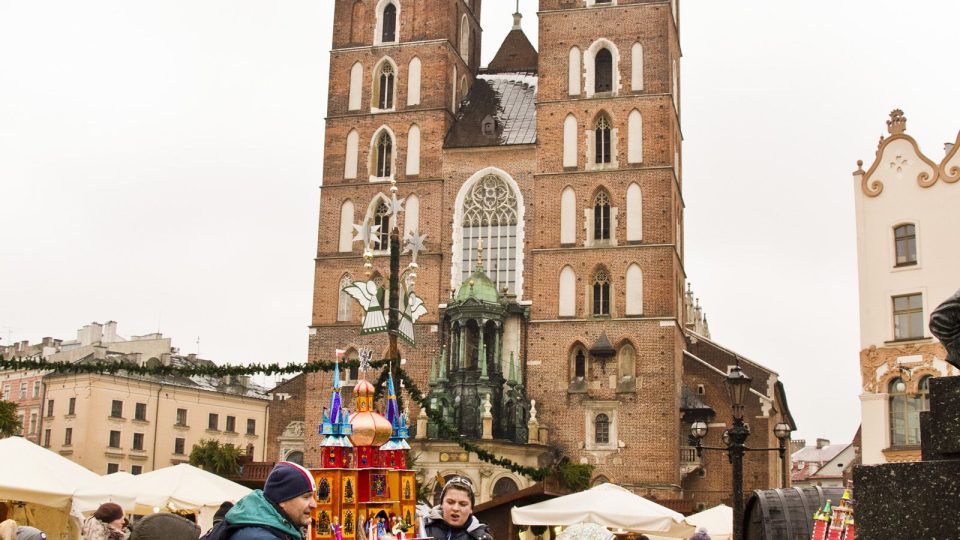 Na adventní trhy se do Krakova sjíždějí turisté z celé Evropy