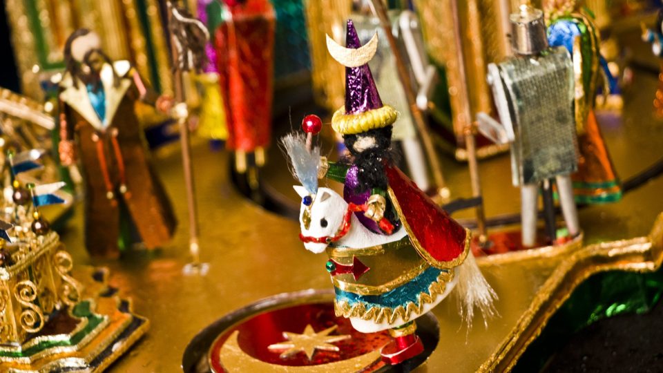 Navzdory netradiční formě zpodobňují krakovské betlémy tradiční vánoční příběh