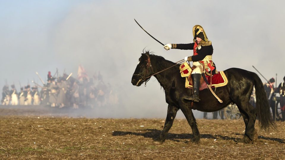 Pokřikem „Ať žije Francie" zakončil Mark Schneider, představitel generála Napoleona Bonaparte, svůj pokřik před bitvou.