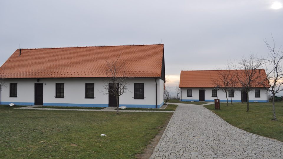 V okolí bukovanského mlýna se nachází několik dalších stylových staveb