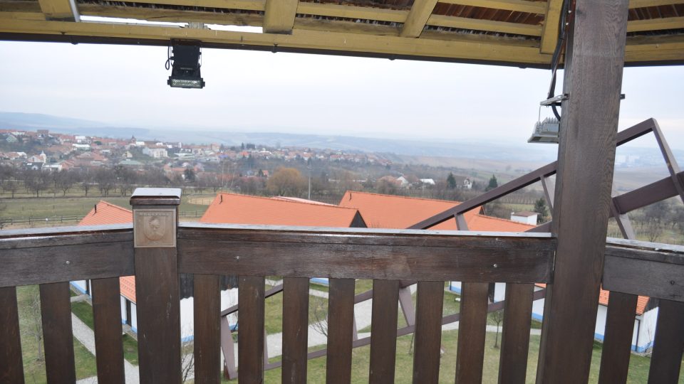 Z vyhlídkové terasy mlýna je krásný výhled do Bukovan i do širokého okolí