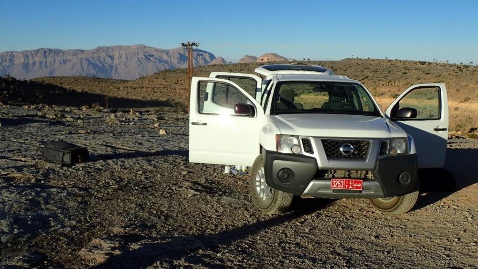 Terénní auto je v horách Ománu nezbytnost