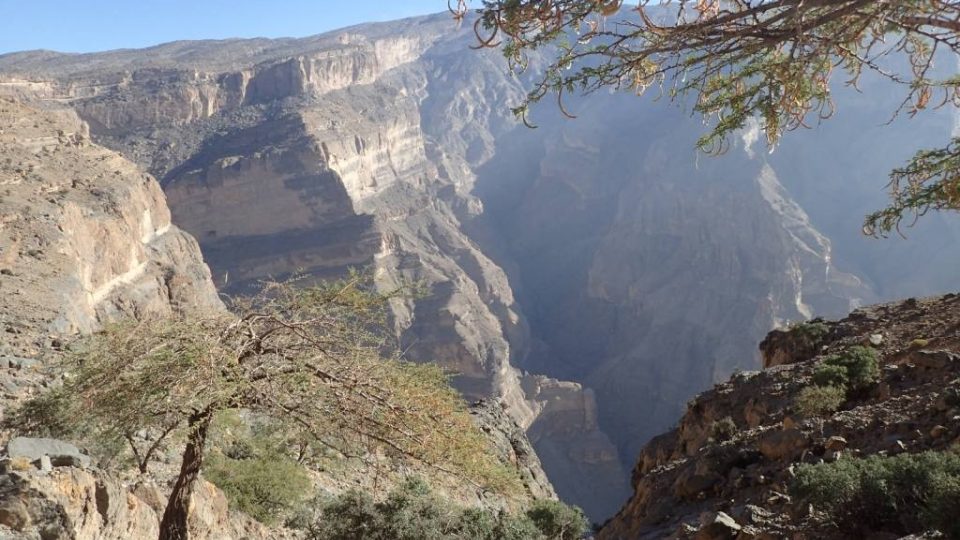 Kaňon dole pod stezkou je nejhlubší na celém Arabském poloostrově