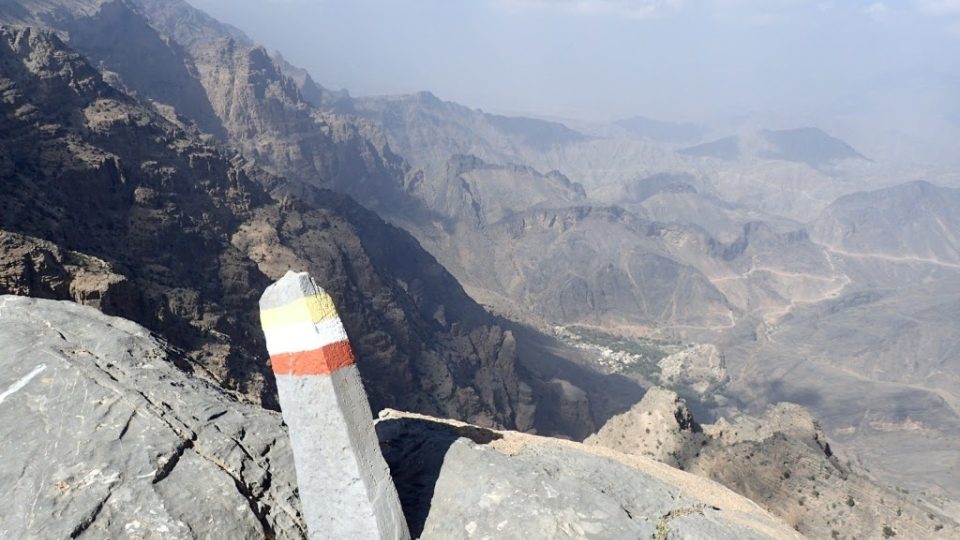 Turistické značení v ománských horách je velmi spolehlivé