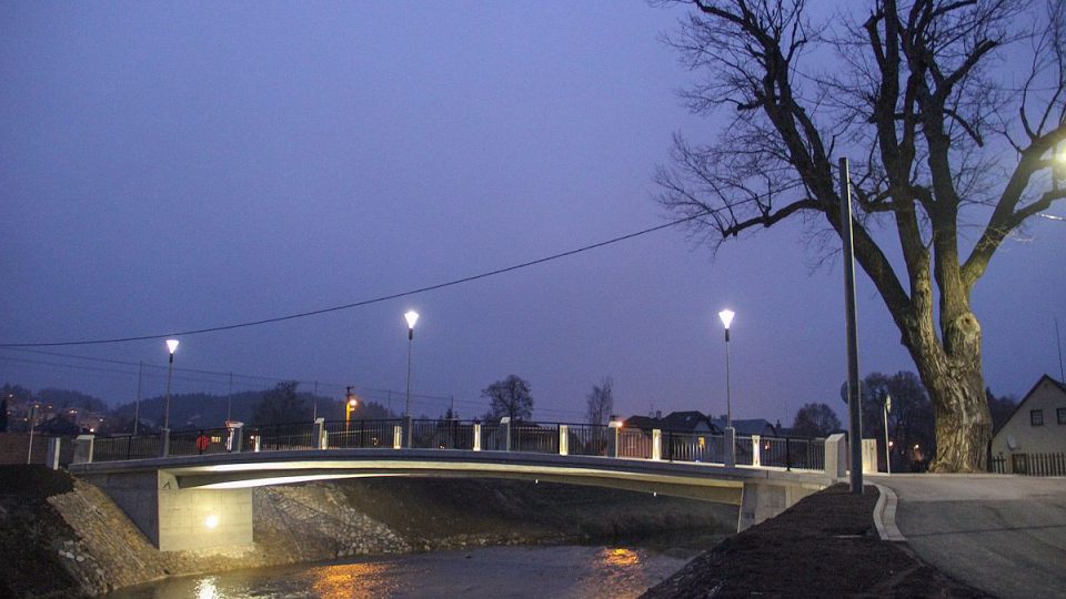 Nový most v Bělovsi už slouží občanům a zkrášluje tento kout Náchoda