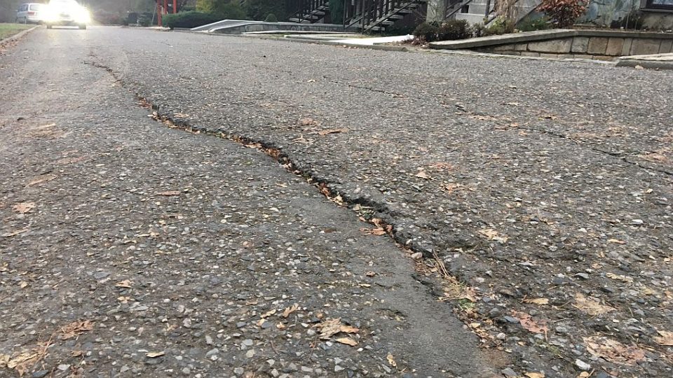 Nestabilní skalní masiv na stezce mezi Českou Skalicí a Ratibořicemi ohrožuje turisty i místní