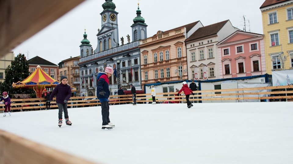 Veřejné kluziště po letech doplnilo adventní trhy na náměstí v Českých Budějovicích