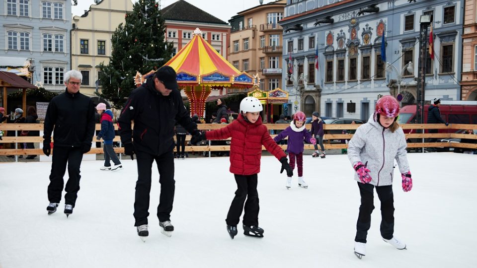 Veřejné kluziště po letech doplnilo adventní trhy na náměstí v Českých Budějovicích