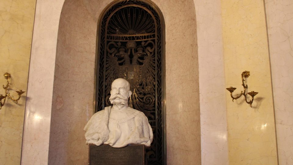 Busta císaře v trůnním sále Arcibiskupského paláce