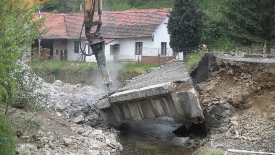 Demolice původního úzkého přemostění v Nihošovicích