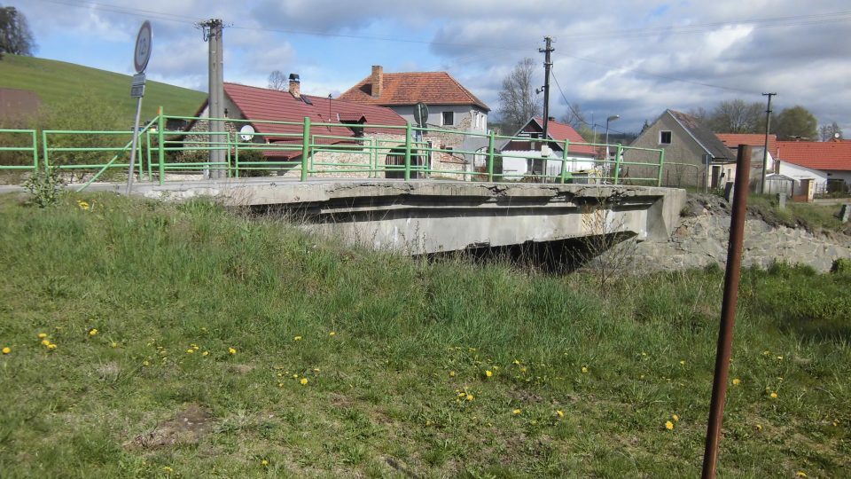 Původní úzké přemostění v Nihošovicích. Na místě došlo k mnoha dopravním nehodám