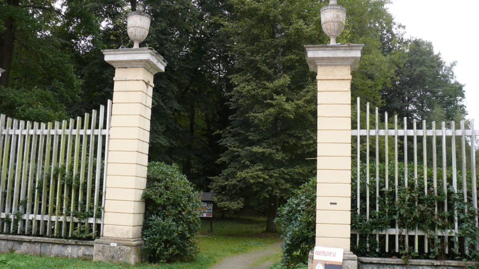 Do Terezina údolí můžete vstoupit původní bránou z roku 1797