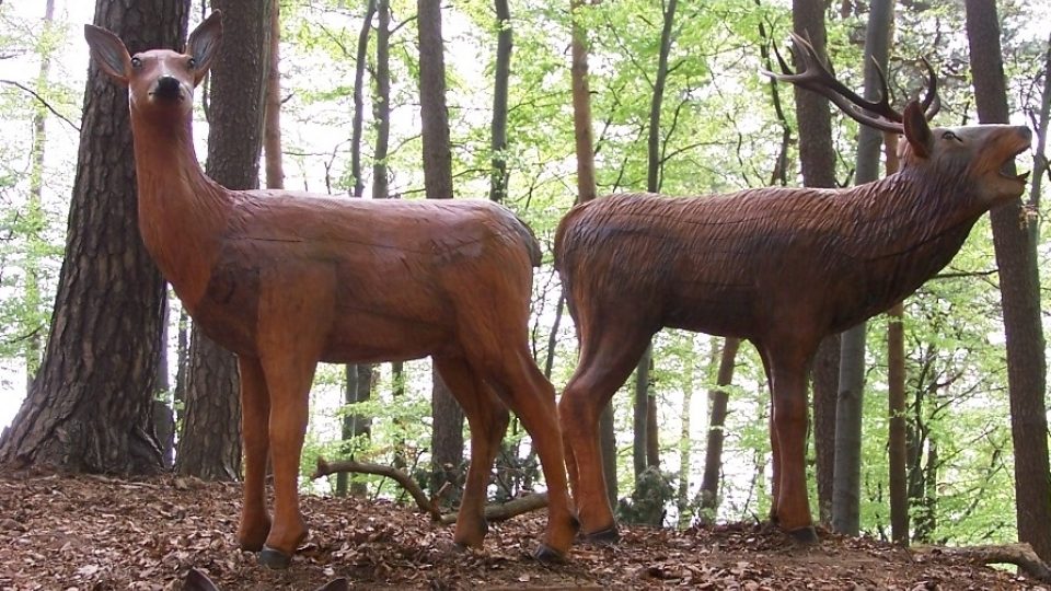 Dřevěné sochy doplnily stezku v roce 2013 díky projektu přeshraniční spolupráce se Slovenskou republikou