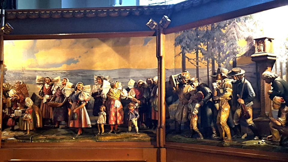 Z levé strany jsou to zástupci města Plzně, od svatého Bartoloměje, který je patronem města, přes učitele Jana Rychtaříka, který zde založil první českou školu Z levé strany jsou to zástupci města Plzně, od svatého Bartoloměje, který je patronem města, přes učitele Jana Rychtaříka, který zde založil první českou školu