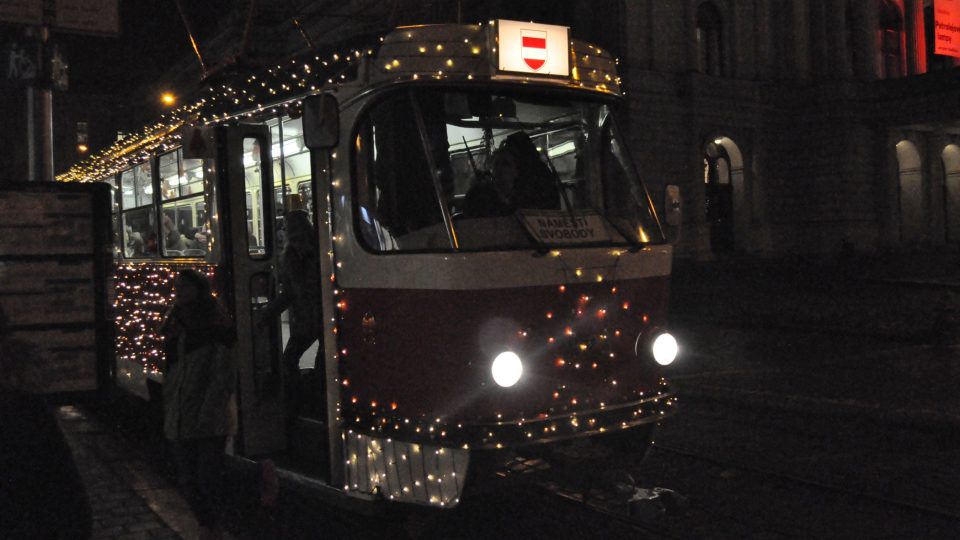 Počet světel na Vánoční tramvaji město tají, je to předmětem adventní soutěže