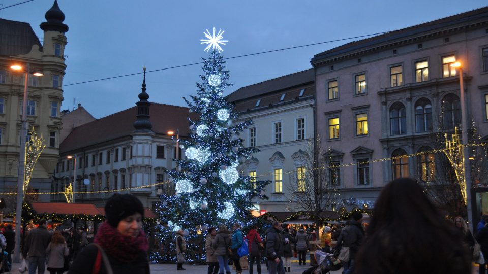 Vánoční tramvaj projíždí i kolem vánočního stromu na brněnském náměstí Svobody