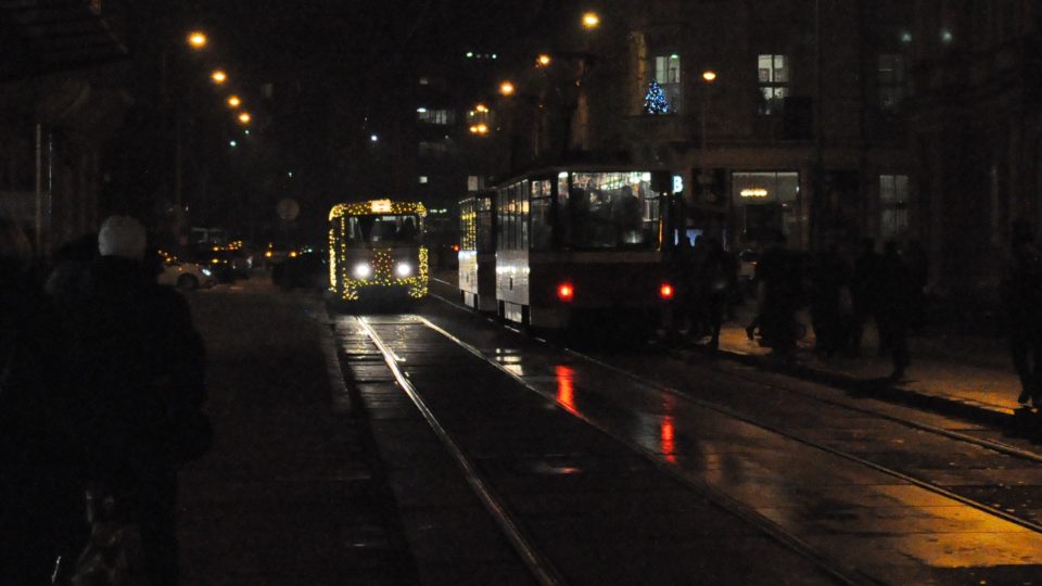 Vánoční tramvaj projíždí také frekventovanou zastávkou na Malinovského náměstí