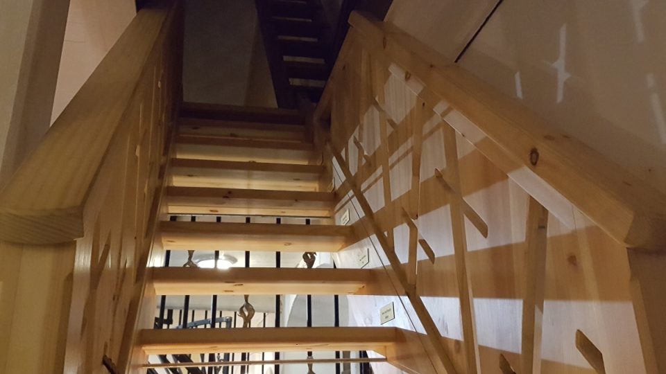 Každý opravený schod má svého majitele