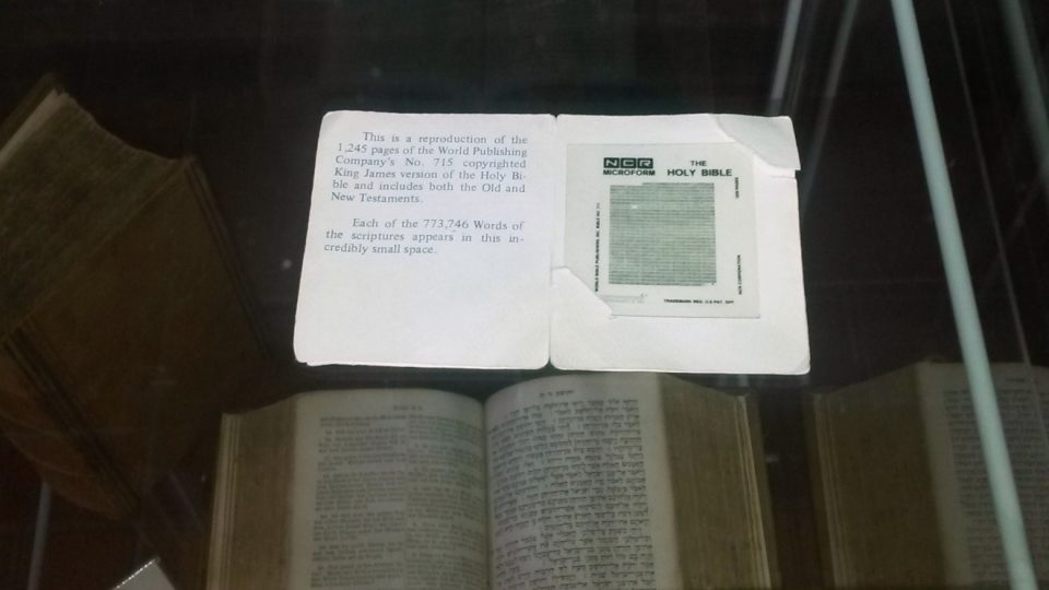 Nejmenší bible na světě