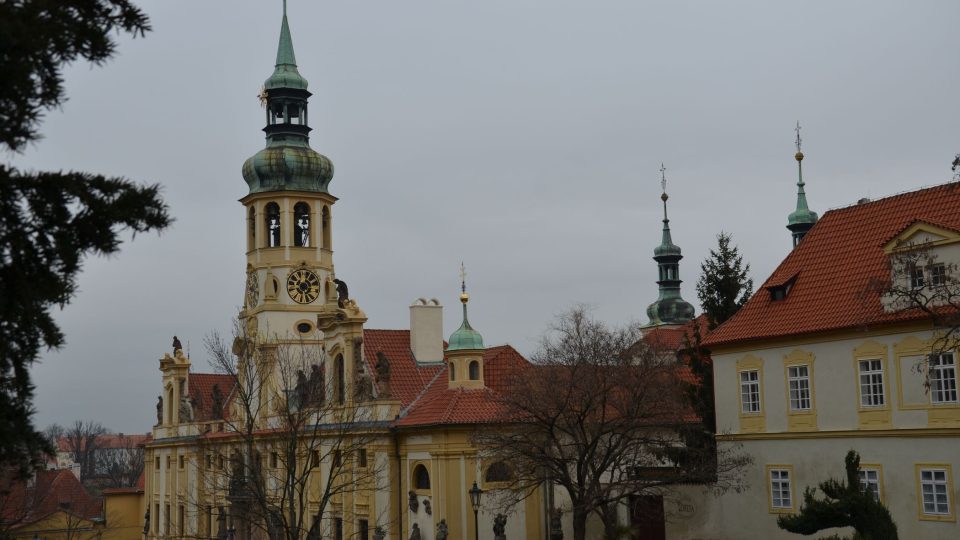 Loreta na pražských Hradčanech s unikátní zvonohrou v hodinové věži