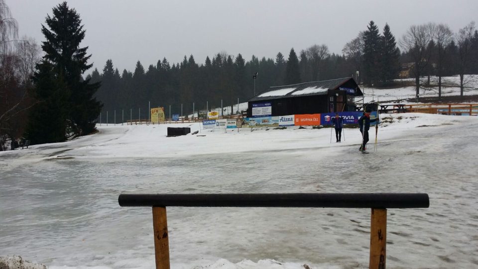 Přes oblevu a deštivé počasí jsou skiareály v Jizerských horách v provozu 