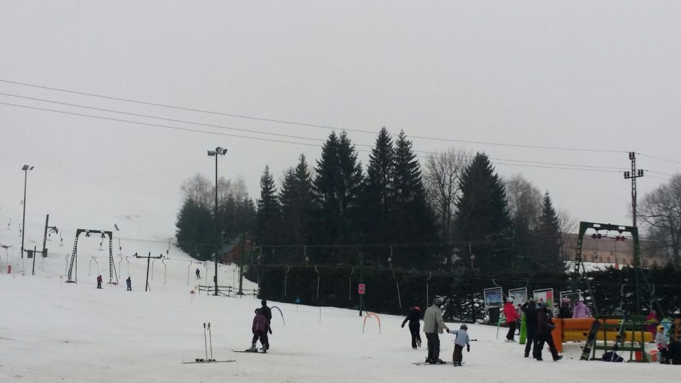 Přes oblevu a deštivé počasí jsou skiareály v Jizerských horách v provozu 