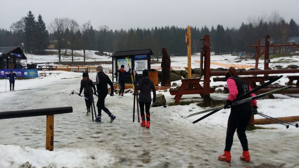 Přes oblevu a deštivé počasí jsou skiareály v Jizerských horách v provozu 