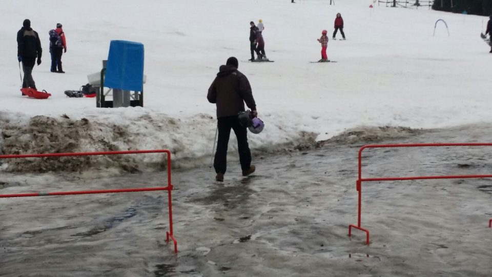 Přes oblevu a deštivé počasí jsou skiareály v Jizerských horách v provozu 