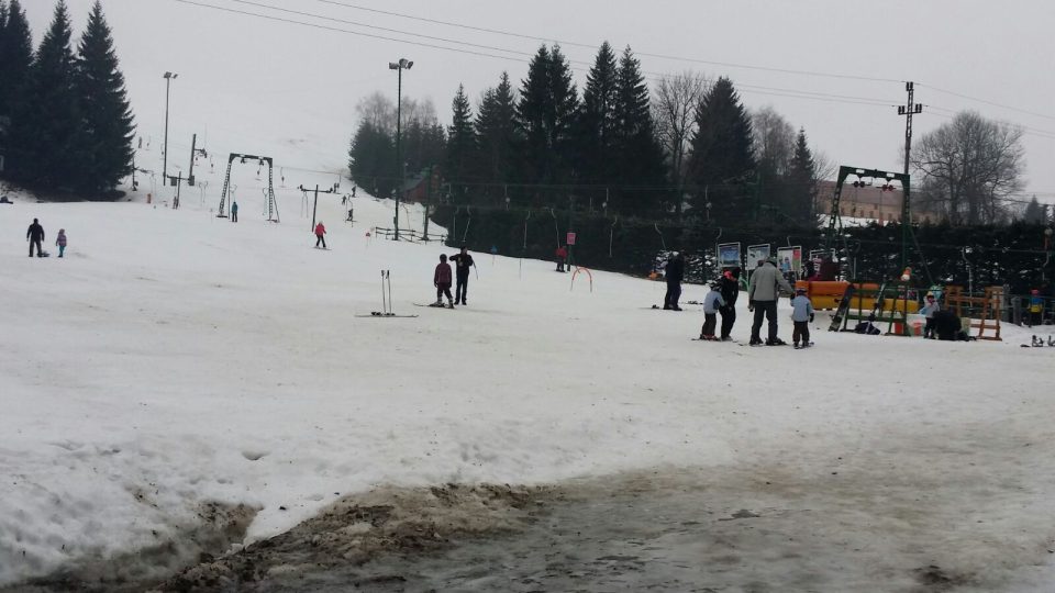 Přes oblevu a deštivé počasí jsou skiareály v Jizerských horách v provozu 