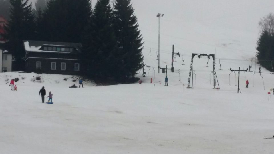 Přes oblevu a deštivé počasí jsou skiareály v Jizerských horách v provozu 
