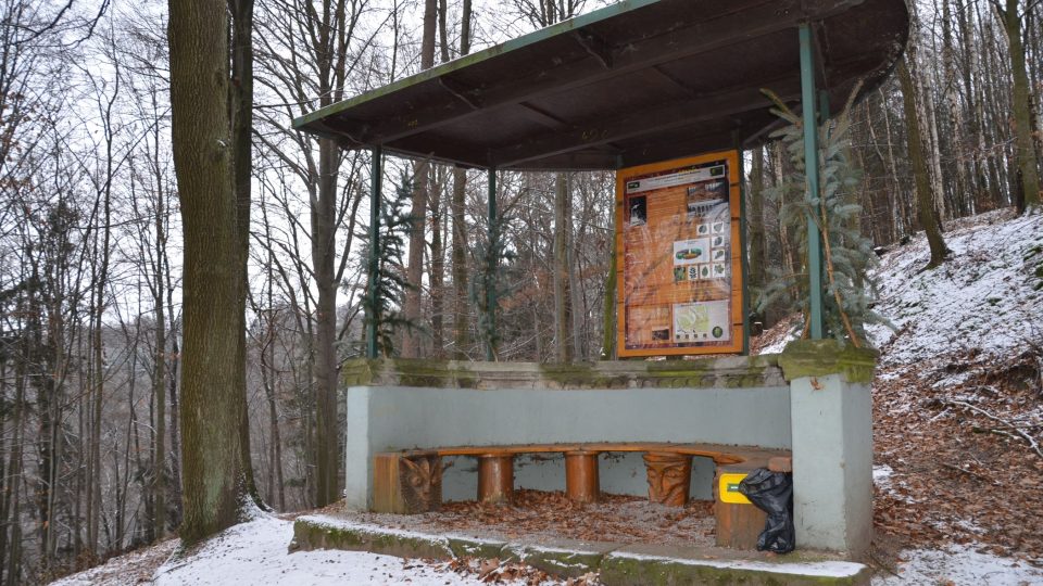 Necelé dva kilometry měří stezka Lesní putování s Kamilem Rohanem, která obnovuje staré cesty knížete v obci Sychrov