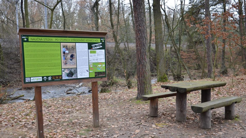 Naučná stezka Po stopách středověké vesnice Hol má 3 vstupy