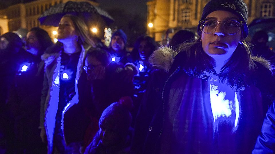 Židé před Rudolfinem rozsvítili osmiramenný svícen. Připomněli si i oběti útoku v Berlíně