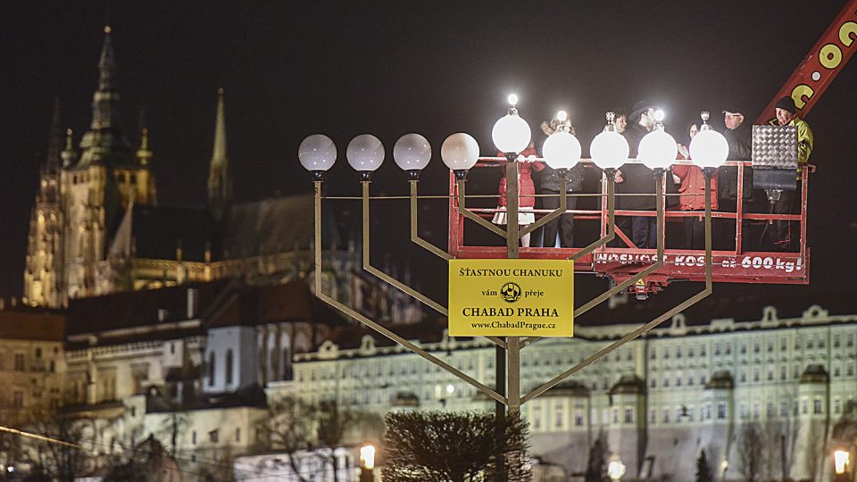 Židé před Rudolfinem rozsvítili osmiramenný svícen. Připomněli si i oběti útoku v Berlíně