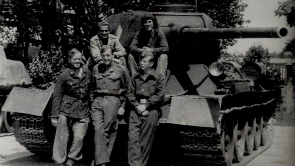 Mikuláš Končický (dole uprostřed) vede po válce řidičský výcvik na tanku T-34