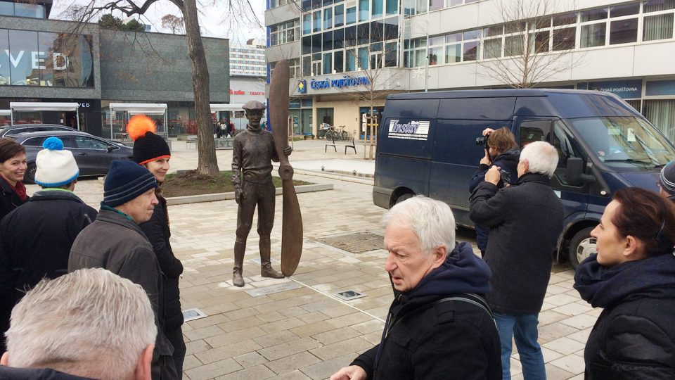 Socha aviatika Jana Kašpara těsně po instalaci