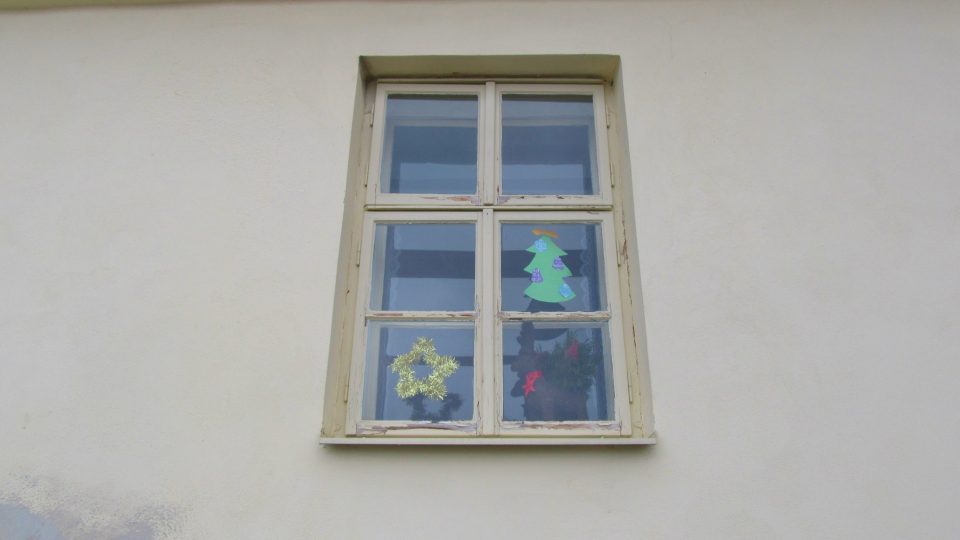Za okénkem má svoje zázemí dvacítka dětí z Mateřské školy
