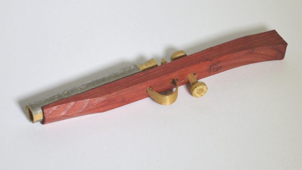 Jednohlavňová dětská pistolka, zhotovená v 1. třetině 20. století Ondřejem Baumrukem ze Skašova. Za náboje sloužily dětem především kamínky, zrnka obilí či hrachu