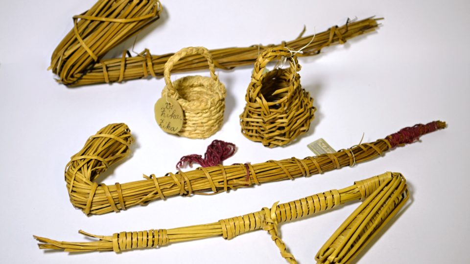 Dětské hračky pletené z rákosí (převážně „fajfky“). Do sbírek Národopisného muzea Plzeňska daroval v roce 1914 plzeňský učitel Josef Valenta