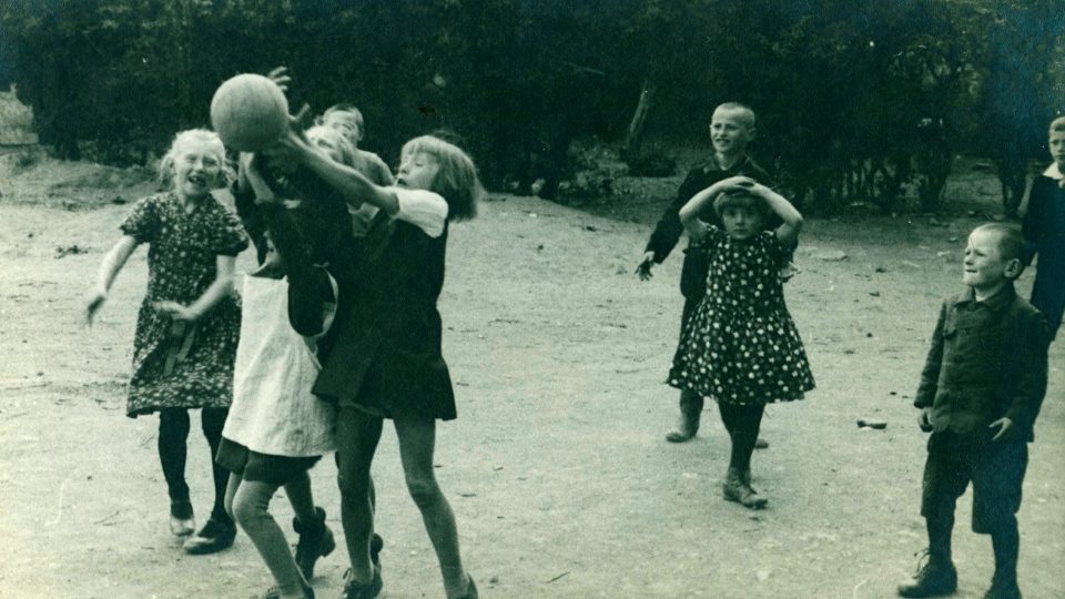Žánrová fotografie plzeňských dětí. Konec 30. let 20. století