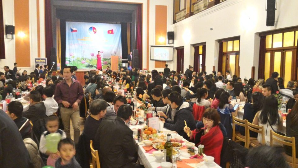 Na oslavě nového roku v Liberci se v Lidových sadech sešlo kolem třech stovek Vietnamců