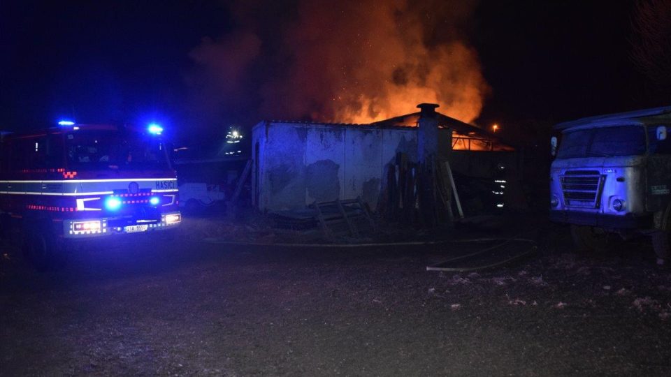 Při hašení skladu se senem využili hasiči týlový kontejner s osvětlovacím balonem