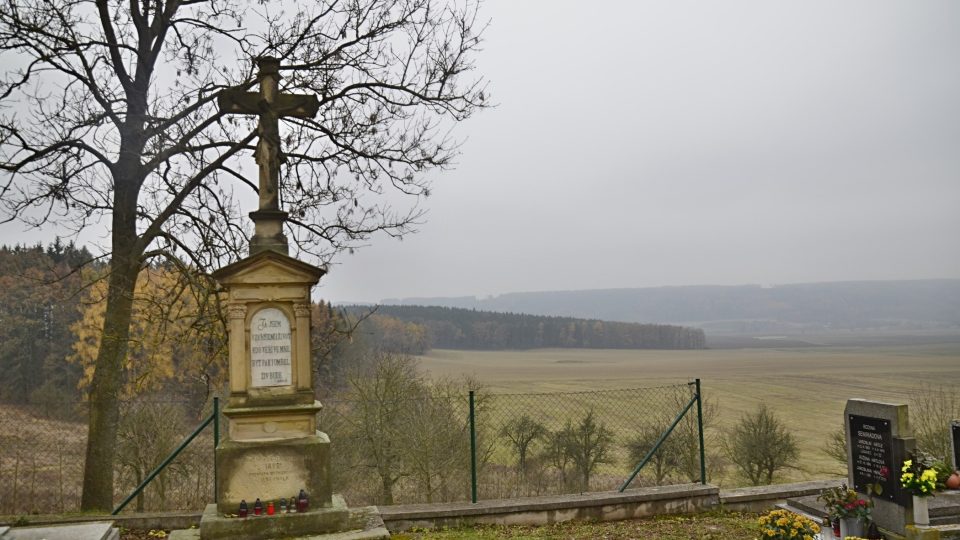 Návrší Byšičky s kostelem a hřbitovem je dějištěm Erbenových Svatebních košilí