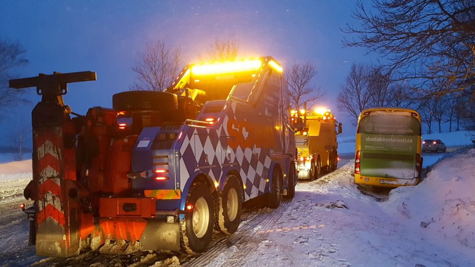 Nehoda autobusu u Žalmanova na Karlovarsku