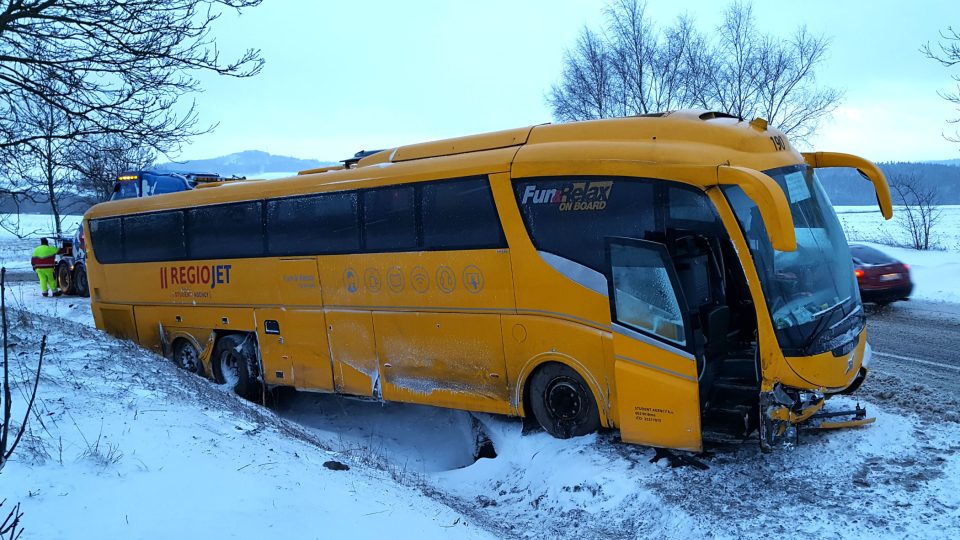 Nehoda autobusu u Žalmanova na Karlovarsku