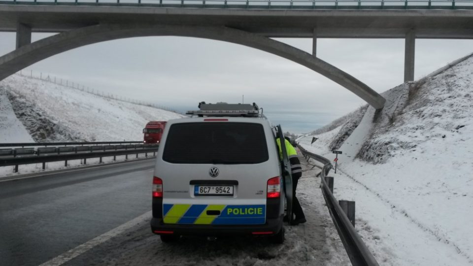 Provoz na dálnici D3 hlídají policisté z Dálničního oddělení Policie Jihočeského kraje v Chotovinách